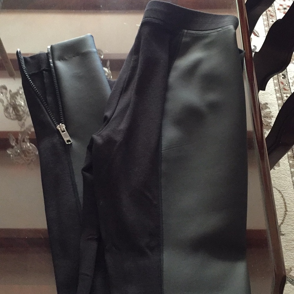 😍Beautiful Donna Karan leather zipper leggings!